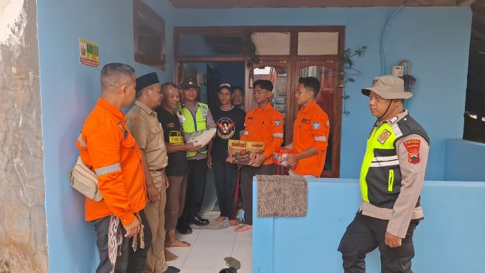 Warga Terdampak Longsor di Paninggaran Terima Bantuan Sembako