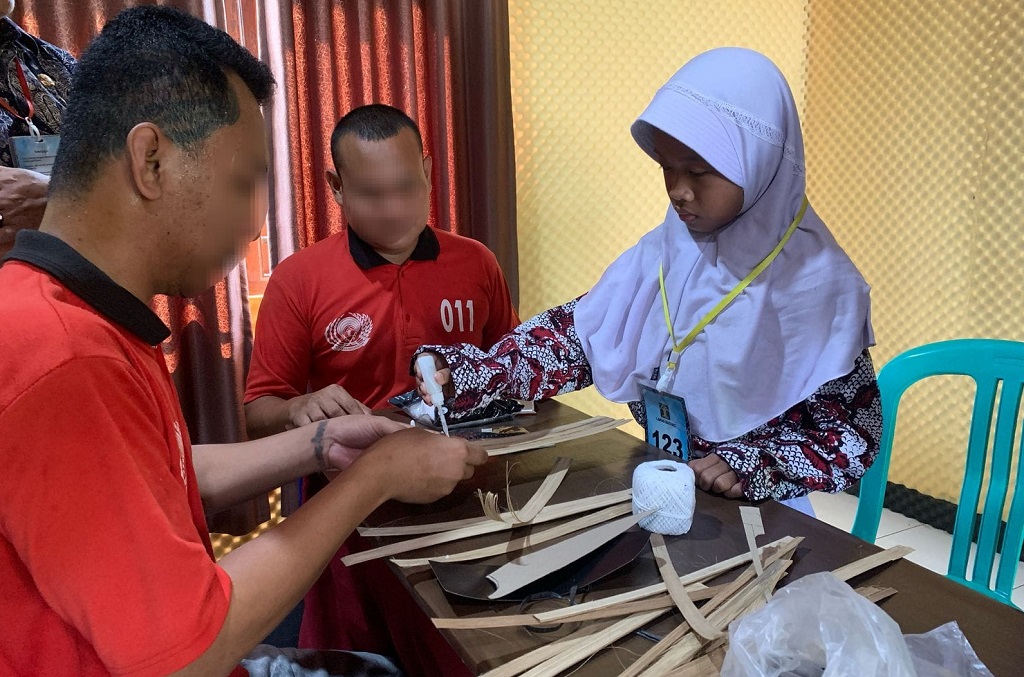 WBP Lapas Batang Latih Siswa SD Bikin Miniatur Kapal Jelang FLS2N