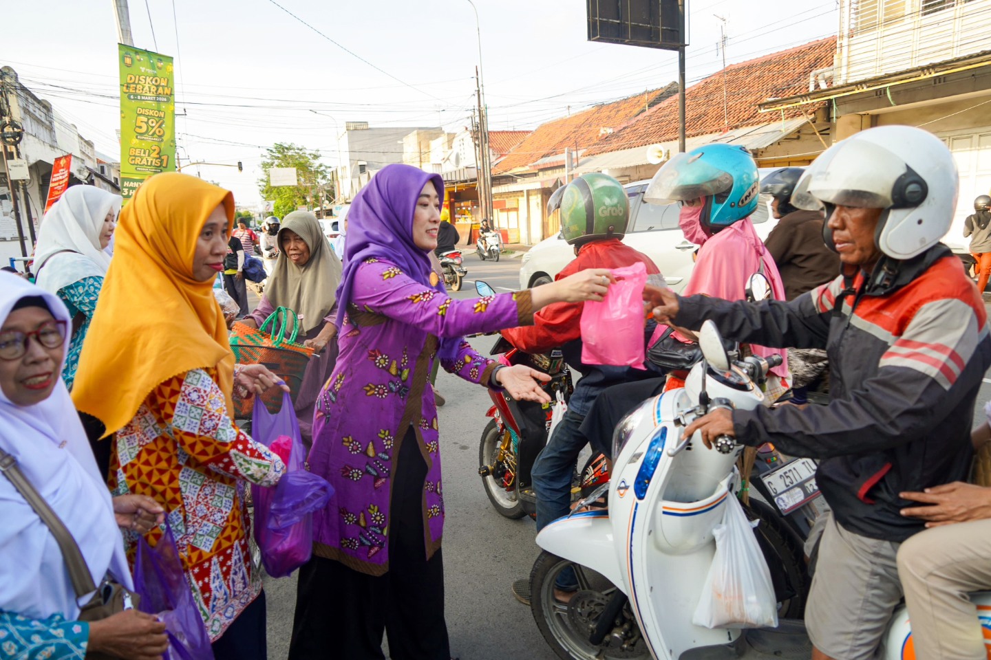 Pererat Silaturahmi, Bunda PAUD Inggit Soraya Ikuti Kajian Ramadan dan Bagi-bagi Takjil di Pekalongan