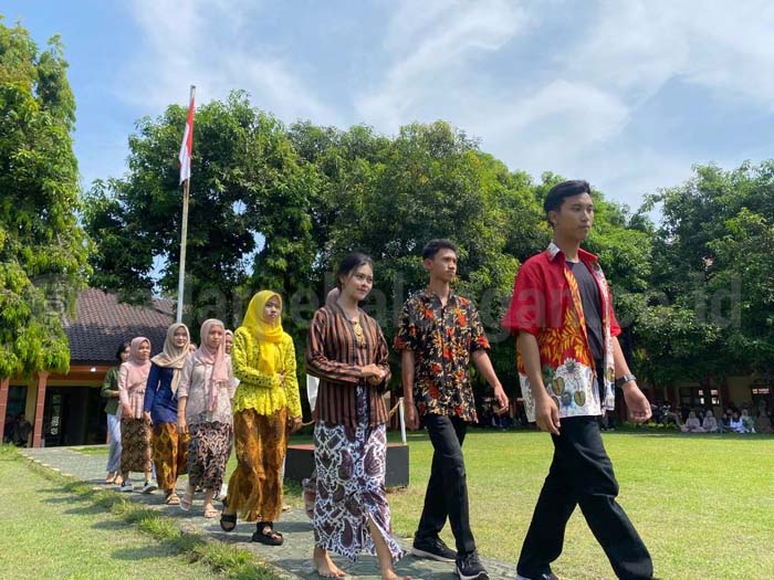 Fashion Week SMKN 1 Kandeman Pancarkan Pesona Kartini Masa Kini 