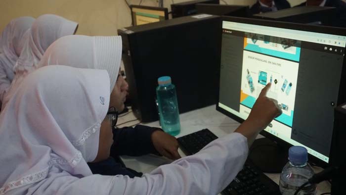 Siswa dan Guru SMK Dilatih Terampil IoT