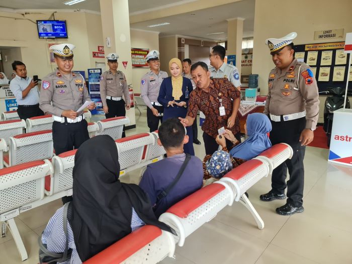 Polisi Sosialisasi Operasi Zebra Candi 2024 di Samsat Kabupaten Pekalongan