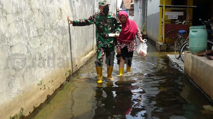 Terjang Rob, Antarkan Makanan Tambahan untuk Anak Stunting