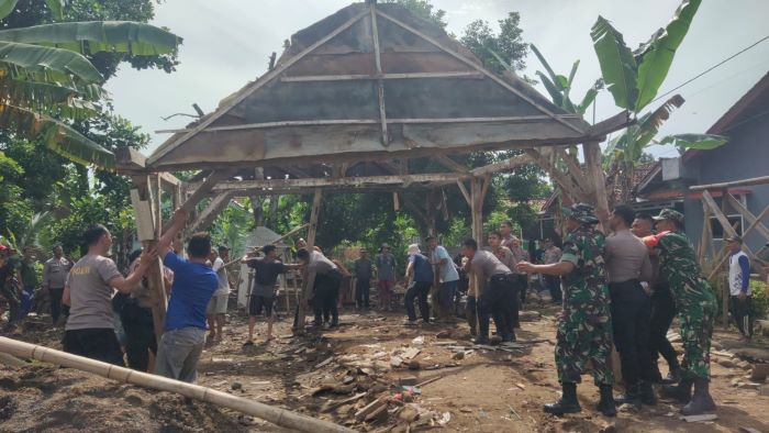 Rumah Mbah Suminah Yang Tidur Bersama Ayam Dibongkar, Direhab Melalui Program Bedah Rumah Kapolda Jateng