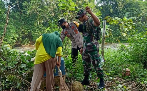 TNI-Polri Sinergi Bersama Warga Cegah DBD, Fogging dan Bersih-bersih Area Pemukiman Warga Desa Kalirejo