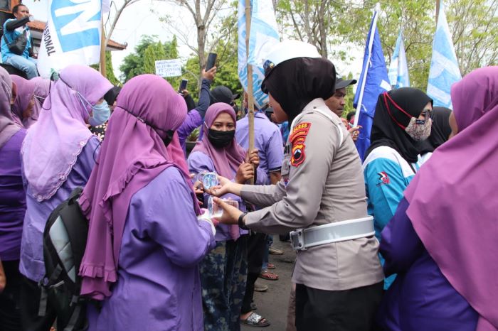 Pengamanan Humanis Kawal Aksi Massa Buruh PT Pismatex di DPRD Kabupaten Pekalongan