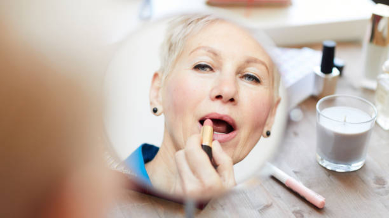 5 Pilihan Warna Lipstik untuk Ibu-Ibu Usia 50 Tahun yang Cocok Dipakai Sehari-Hari