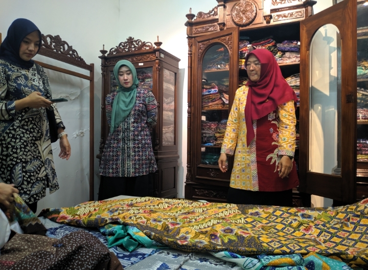 Koleksi Produk UMKM Pekalongan di Showroom Dekranasda, Curi Perhatian Peserta Apeksi 2025