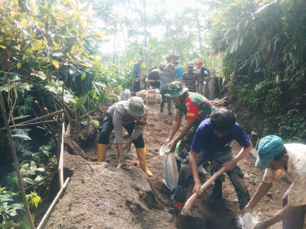 Jalan Setapak di Desa Depok Kabupaten Pekalongan Disulap jadi Jalan Usaha Tani