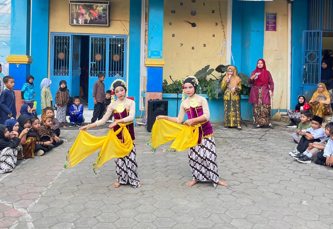 Hardiknas 2025, MI Muhammadiyah Kauman Wiradesa Tampilkan Semangat Budaya dan Kebangsaan