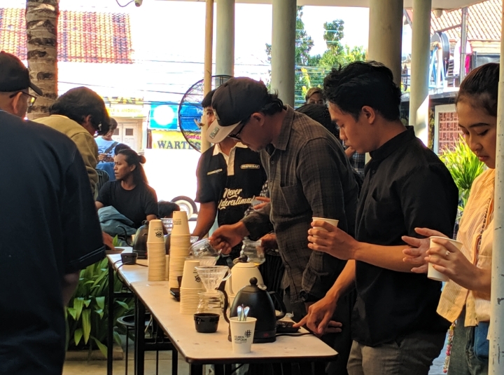 Keseruan Ratusan Peserta Ikuti Kompetisi Barista Manual Brewing di Pekalongan