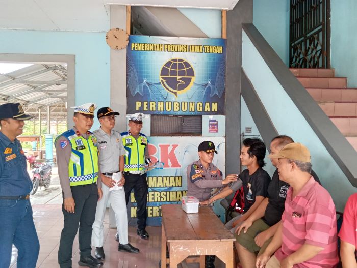 Satlantas Polres Pekalongan Ramp Check Bus di Terminal Kajen, Sopir dan Kru Bus Dapat Vitamin
