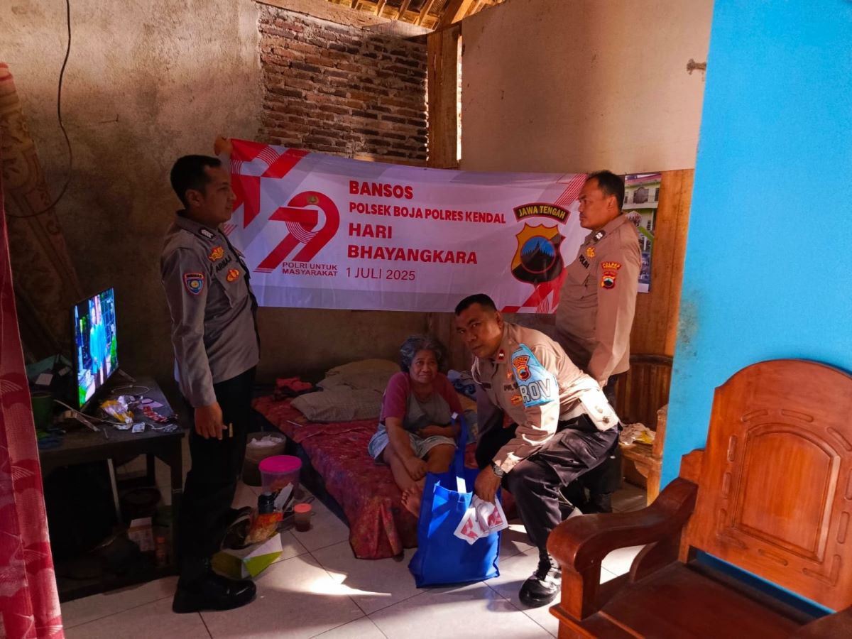 Jelang HUT Bhayangkara ke-79, Polres Kendal Bagikan 50 Paket Sembako untuk Warga Tak Mampu!