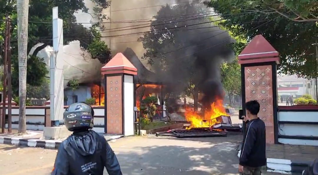 BREAKING NEWS! Aksi Massa di Gedung DPRD Kota Pekalongan  Ricuh, Sejumlah Fasilitas Terbakar