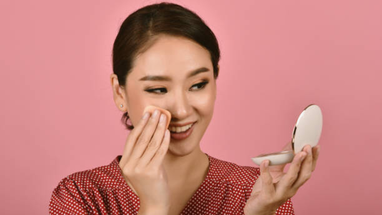 Top 4 Bedak yang Bagus dan Tahan Lama Saat Berkeringat