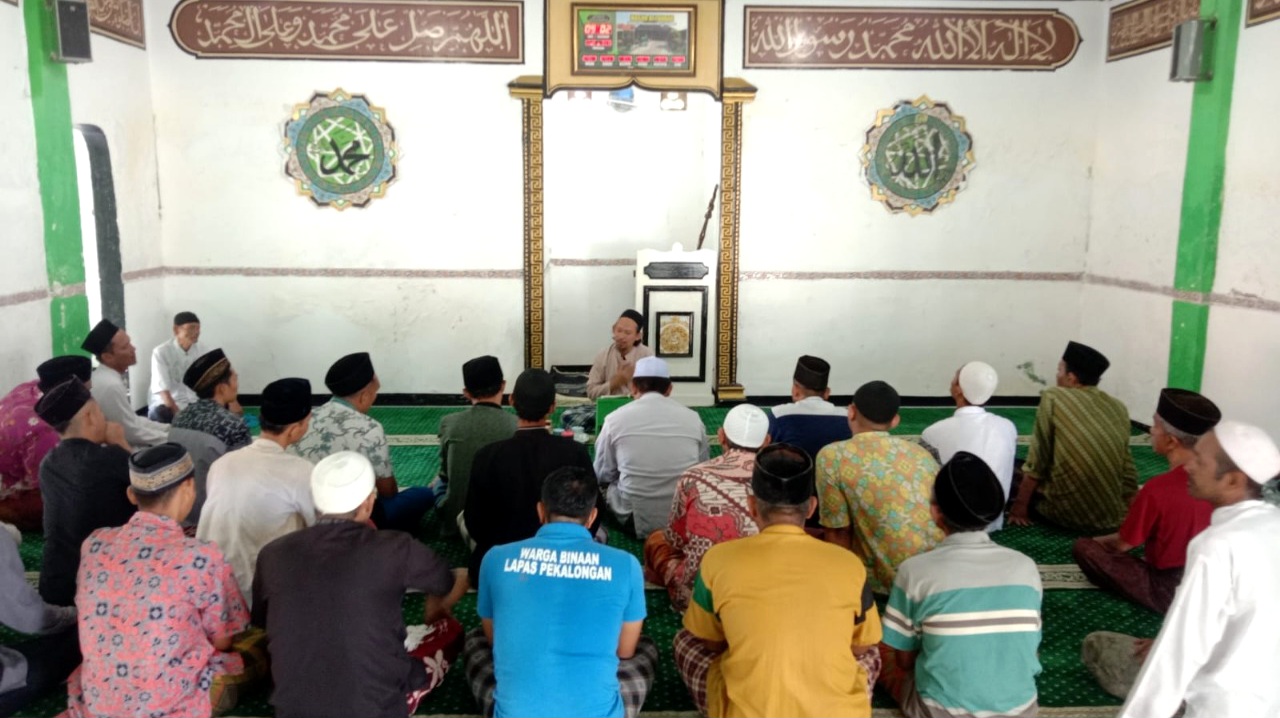 Pembinaan Kepribadian di Lapas Pekalongan: Taklim siang, Warga Binaan Belajar Tata Cara Salat