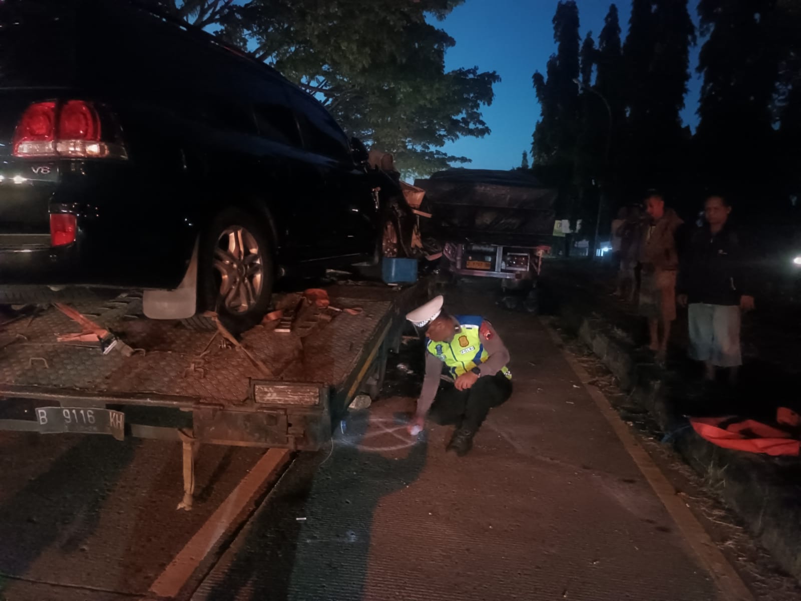 Truk Towing Seruduk Tronton di Jalur Pantura Batang, Satu Orang Tewas 