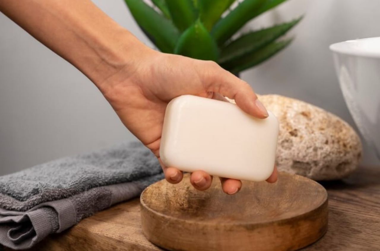 4 Rekomendasi Sabun Mandi untuk Kulit Gatal dan Kering Terbaik, Ada di Warung Terdekat