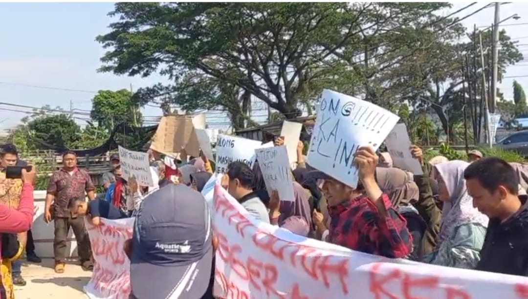 Karyawan PT Target Makmur Sentosa Gelar Aksi, Minta Segel Pabrik Dibuka