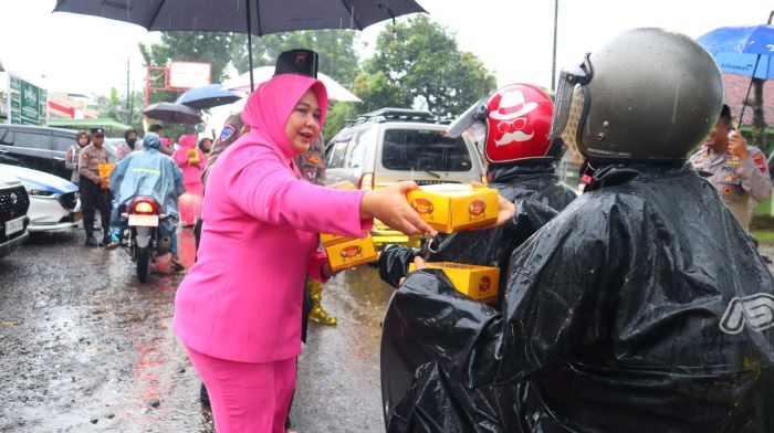 Meski Diguyur Hujan, Kapolres Pekalongan Bagi Takjil Untuk Warga  