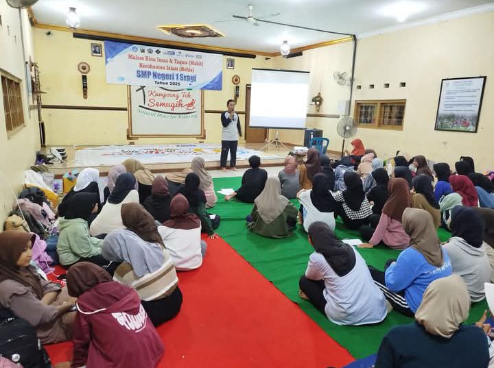 Rumuskan Program Kerja, Rohis SMPN 1 Sragi Gelar Mabit 