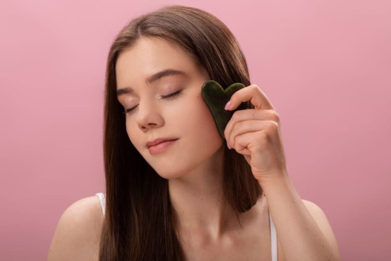 Begini Cara Pakai Gua Sha untuk Wajah Agar Kencang dan Glowing yang Benar