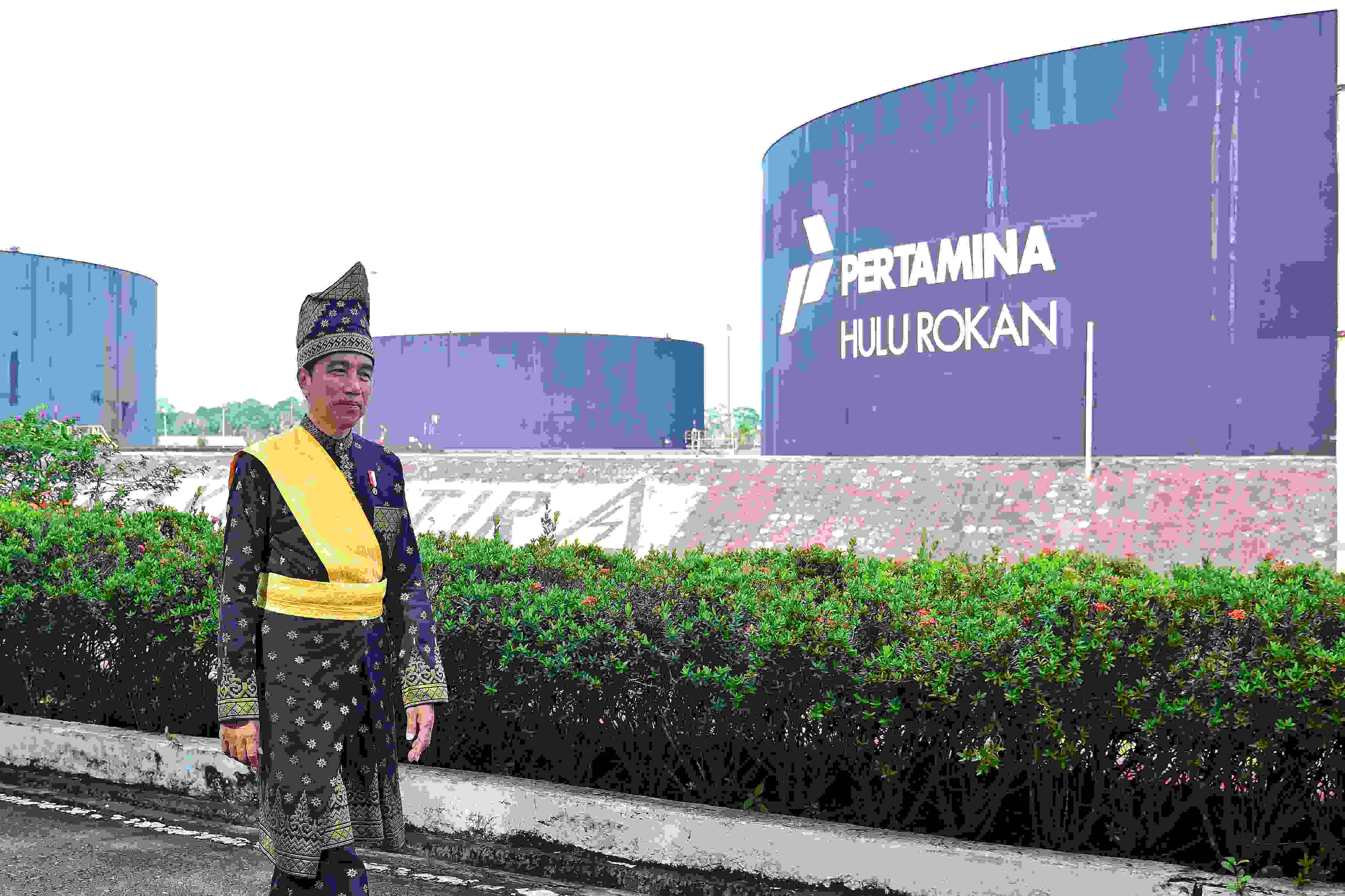 Pimpin Upacara Hari Lahir Pancasila di Lapangan Garuda Pertamina Hulu Rokan Jokowi Kenakan Pakaian Adat Melayu