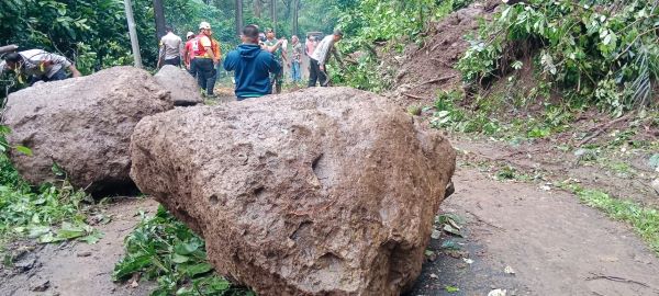 Akses Penghubung 2 Kecamatan di Kabupaten Pekalongan Tertutup Longsor Batu Besar 