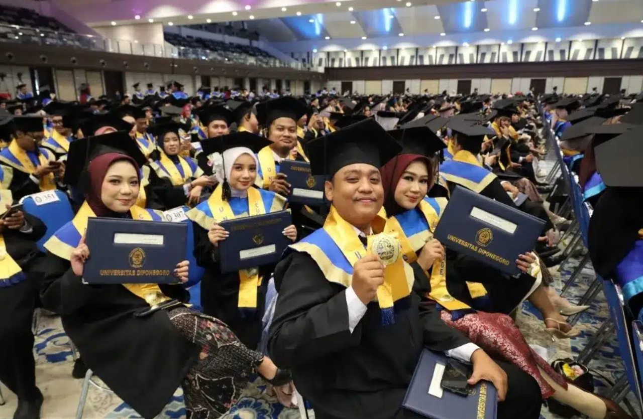 Wisuda ke-180 UNDIP Luluskan 3.341 Mahasiswa: Rektor Bangga Alumni Dikenal Pekerja Keras, Loyal dan Berintegri