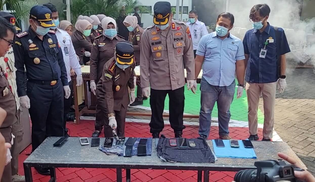 Kejari Kota Pekalongan Musnahkan Barang Bukti 25 Perkara Pidana, Belasan Ponsel Dipalu, Narkoba Diblender
