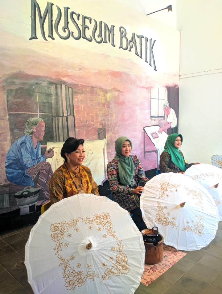 Ladies Program Apeksi Sambangi Musuem Batik, Ajarkan Membatik di Atas Payung
