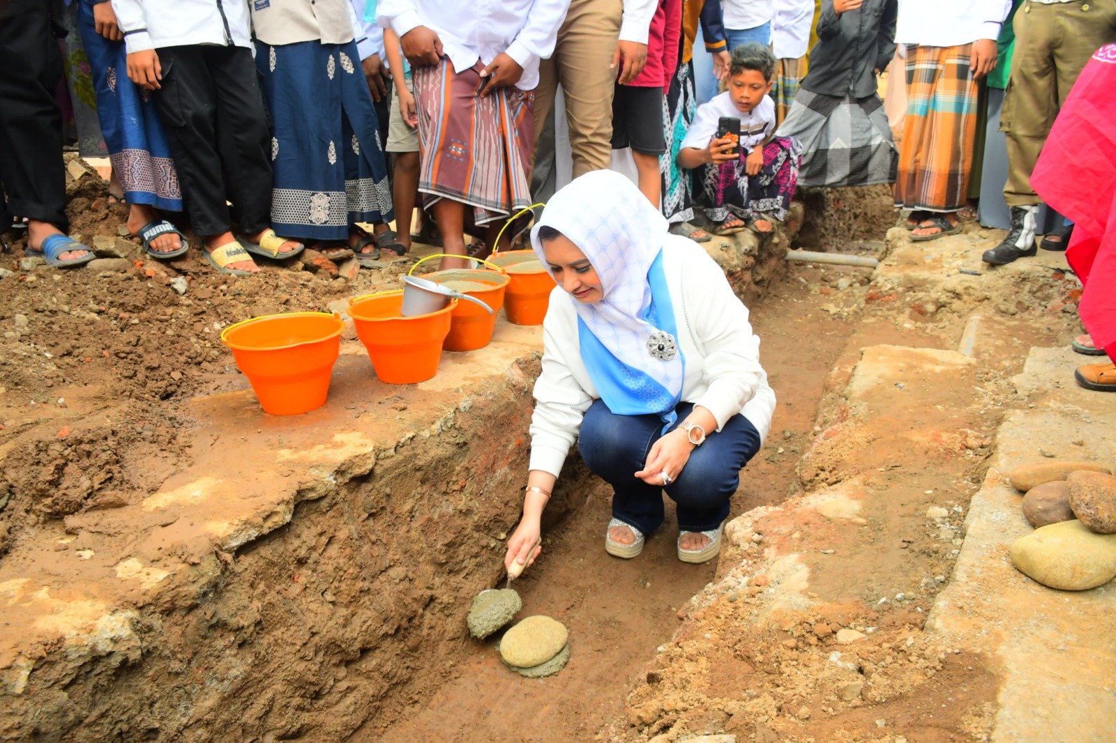 Peletakan Batu Pertama Pembangunan Mushola Al Munajad, Ini Harapan Bupati Fadia Arafiq