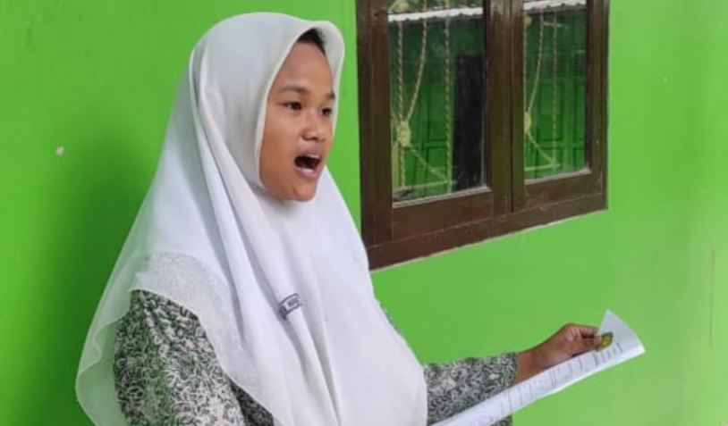 Nur Habibah Siswi MTs Salafiyah NU Karanganyar Raih Beasiswa Juara 2 Lomba Baca Puisi di Mahafest 2025