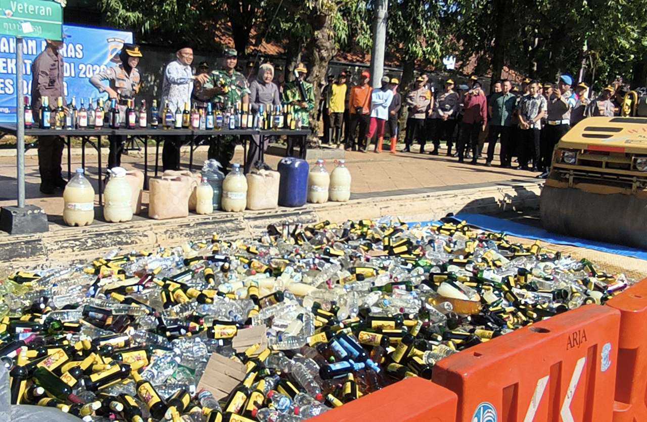 13 Ribu Botol Miras dari 17 Merek Dimusnahkam dengan Cara Dilindas Alat Berat