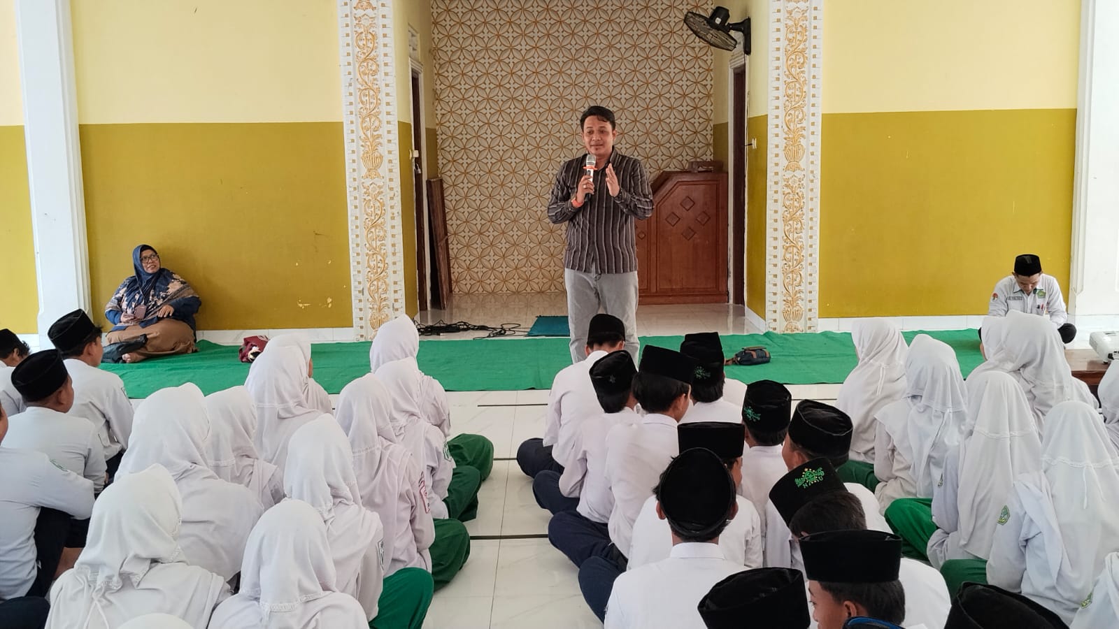 KPU Kabupaten Pekalongan Edukasi Pelajar MTs YMI Wonopringgo Lewat Program “KPU Mengajar”