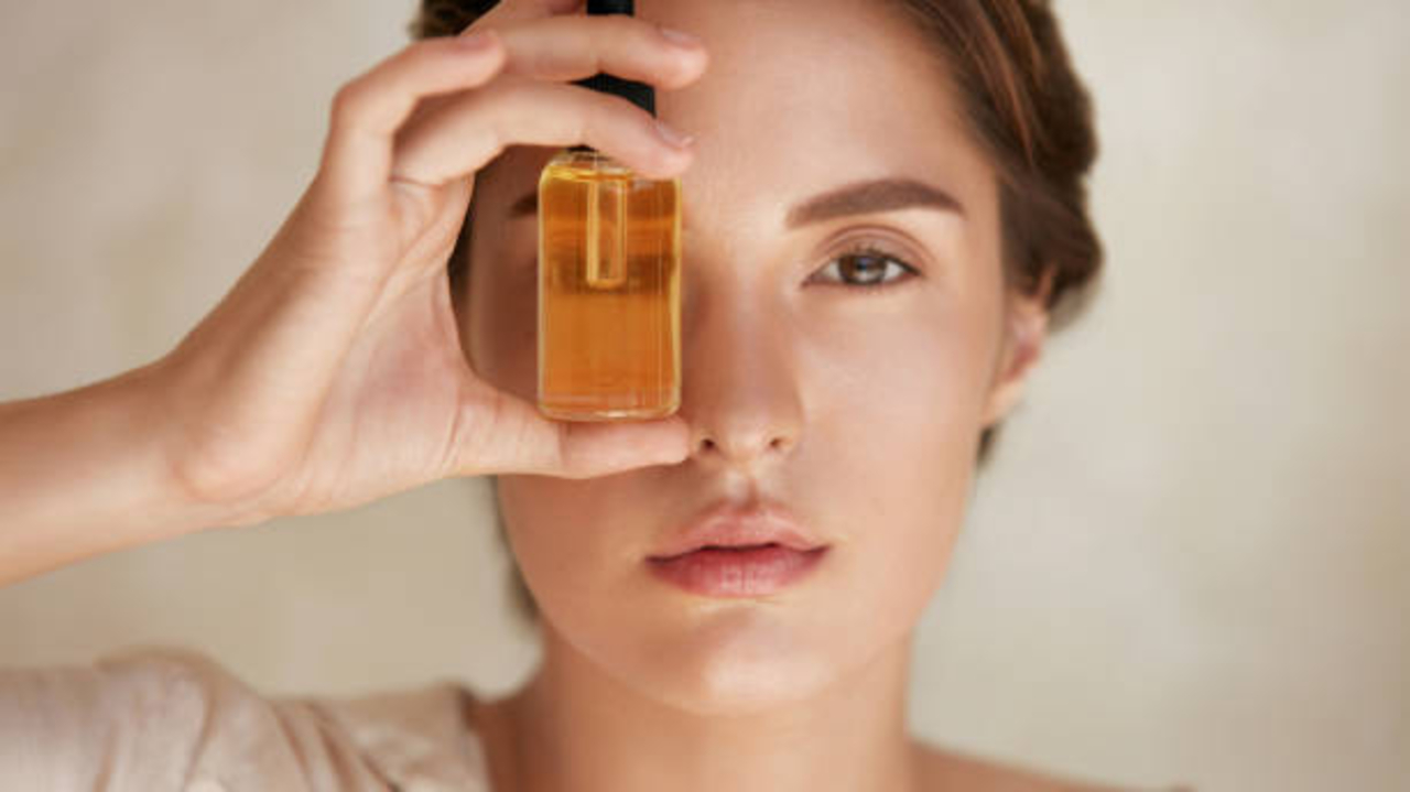Mau Glowing? Ini 5 Serum Anti Aging yang Aman untuk Ibu Hamil dan Menyusui