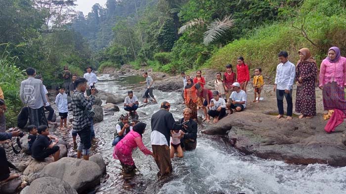 Tradisi Cukur Rambut Bajang di Desa Bedagung