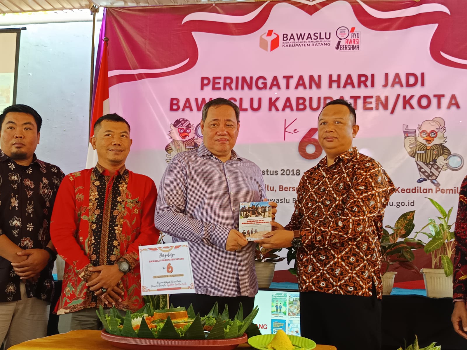 Gaungkan Literasi dan Eksistensi Pengawasan, Bawaslu Batang Launching Buku SDM di HUT ke-6 