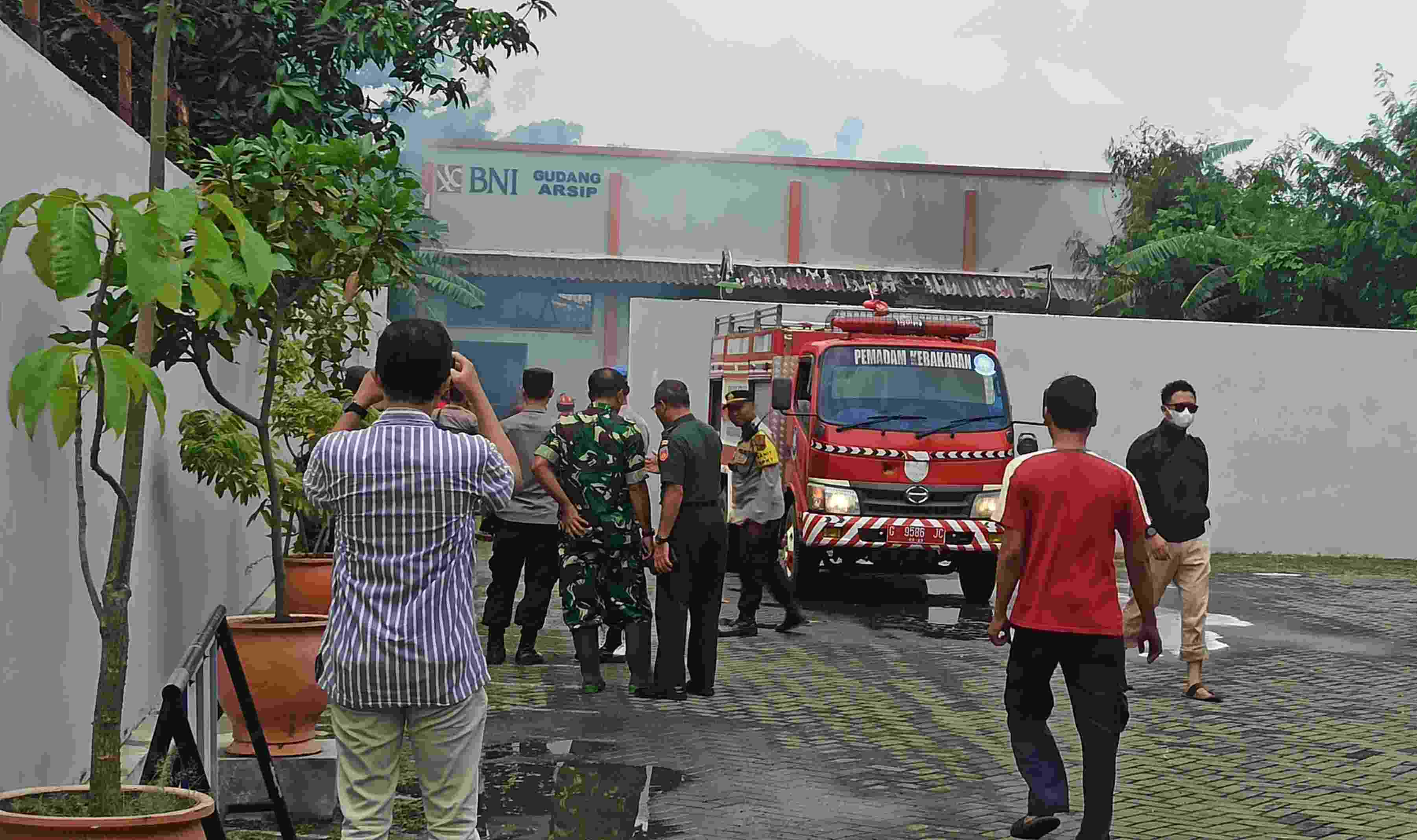 BREAKING NEWS! Gudang Arsip Bank BNI Batang Terbakar 