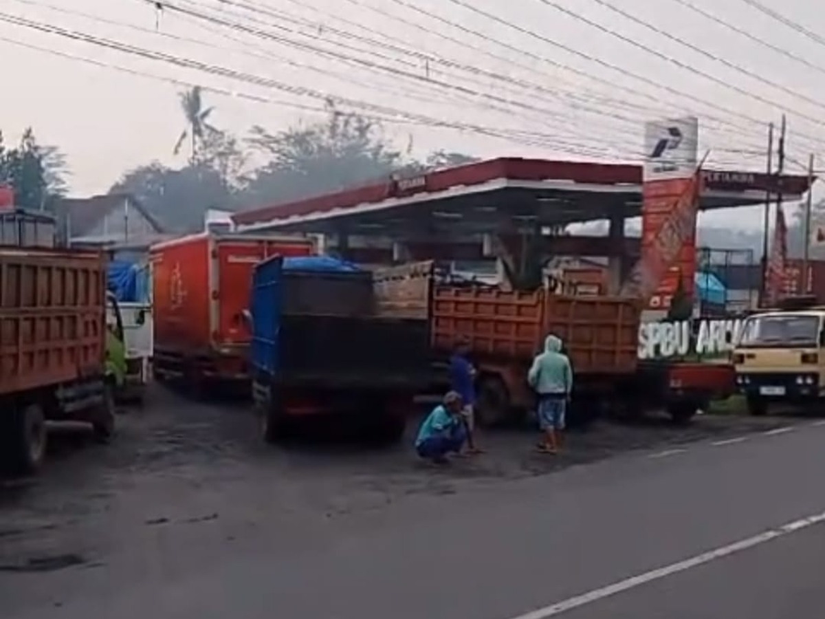 Antrean Panjang Puluhan Truk Di SPBU Untuk Dapatkan Solar Subsidi ...