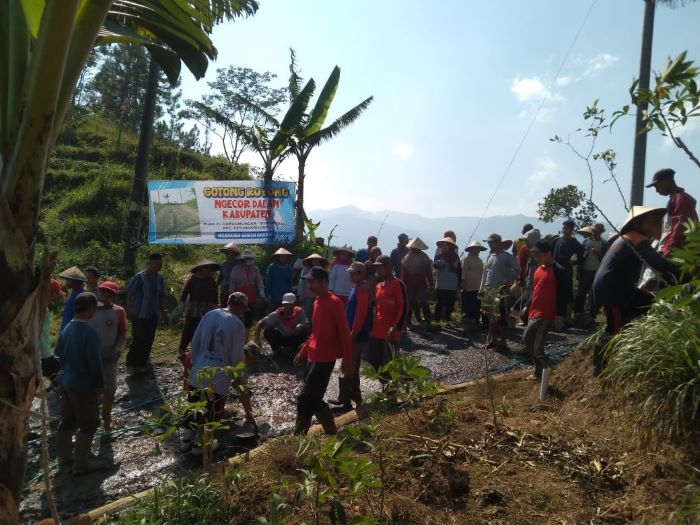 Buruknya Jalan di Pegunungan Pekalongan, Ibu Melahirkan di Mobil saat Dibawa ke Rumah Sakit