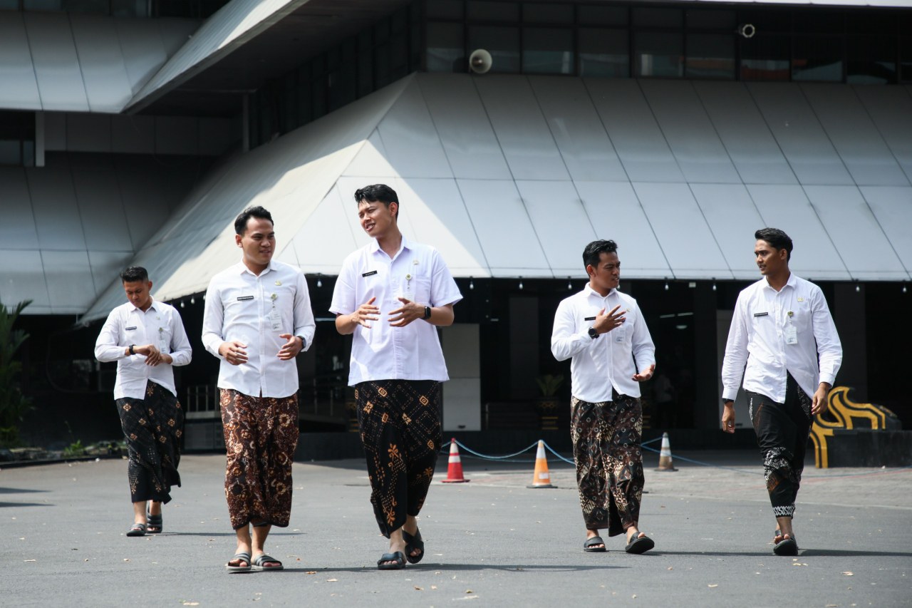 Dongkrak Pengembangan UMKM, Kebijakan Memakai Sarung Batik di Pemprov Jateng Menuai Apresiasi