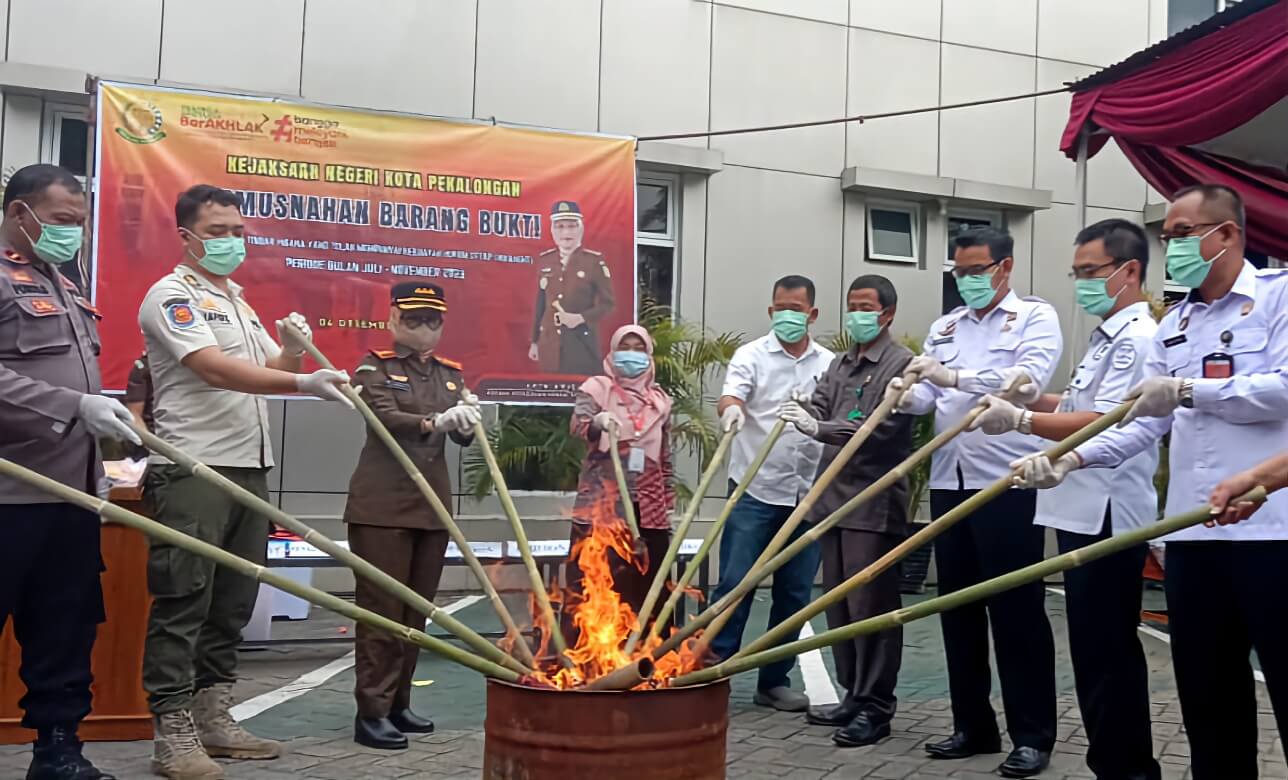 Wujud Sinergitas, Rupbasan Pekalongan Ikut Serta dalam Pemusnahan Barang Bukti Tindak Pidana di Kejari