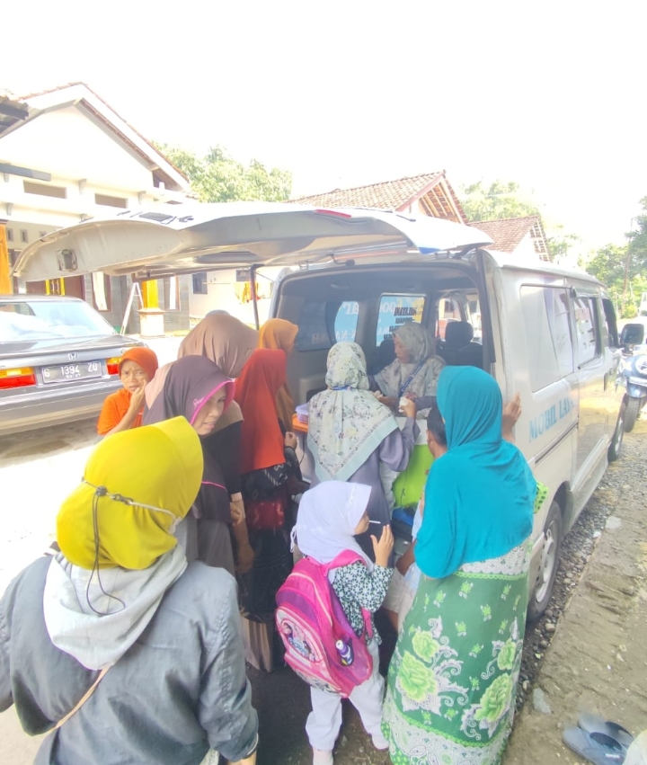 Disambut Antusias Kegiatan Rutin Warung Rakyat An Najah Berbagi Makan Gratis 