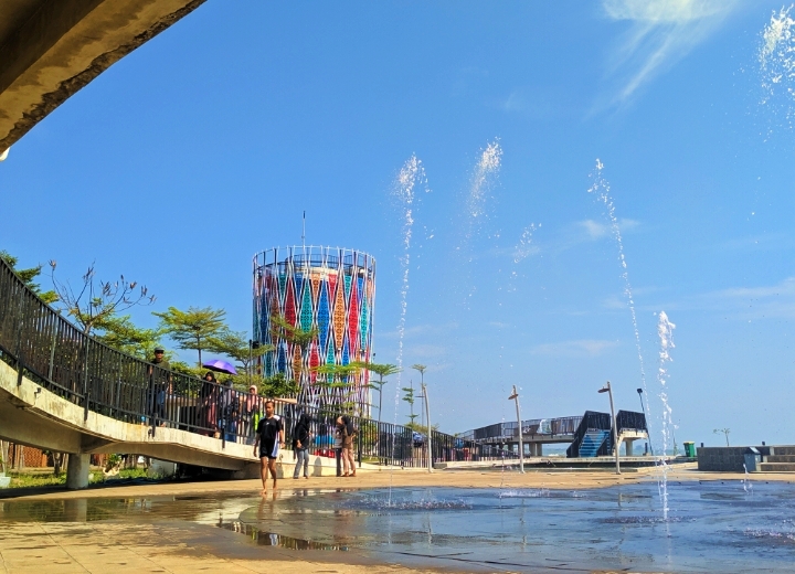 Pantai Pasir Kencana Sukses Tarik Ribuan Pengunjung Pada Libur Tahun Baru 2025