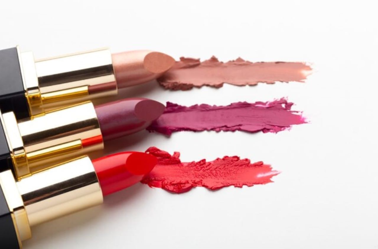 4 Rekomendasi Lipstik untuk Menutupi Bibir Hitam Terbaik dan Ga Bikin Kering! 