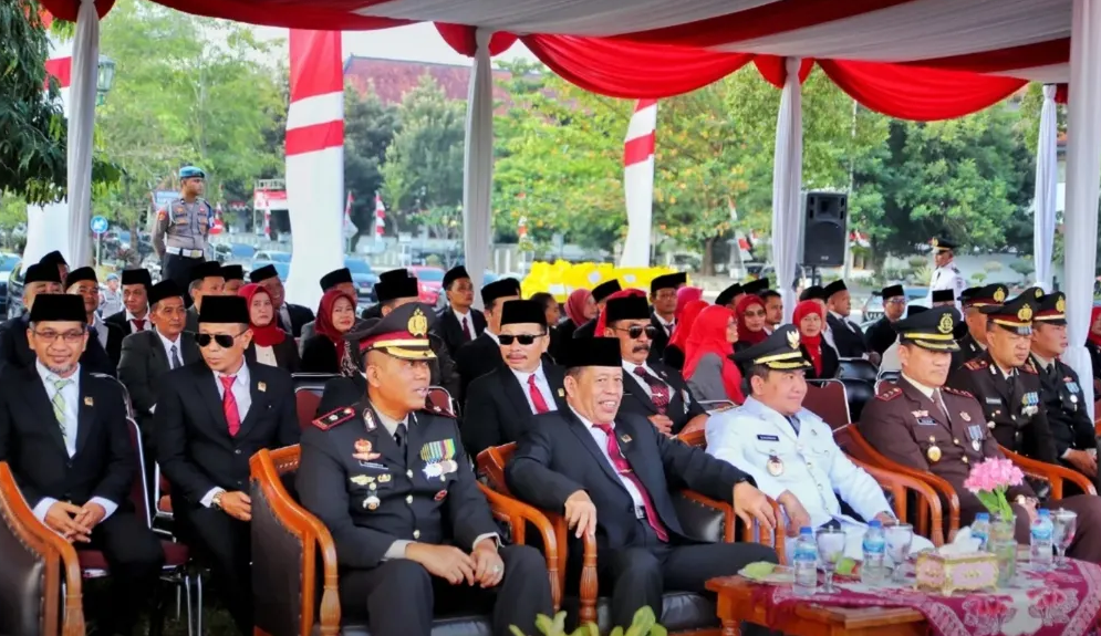 DPRD Kabupaten Pekalongan Hadiri Upacara Penurunan Bendera HUT RI ke-80 di Alun-Alun Kajen