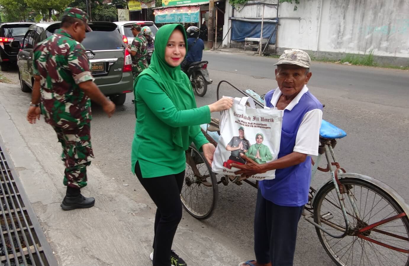Kodim Pekalongan Salurkan Bantuan Paket Sembako dari Ibu Pangdam IV ke Masyarakat Kurang Mampu