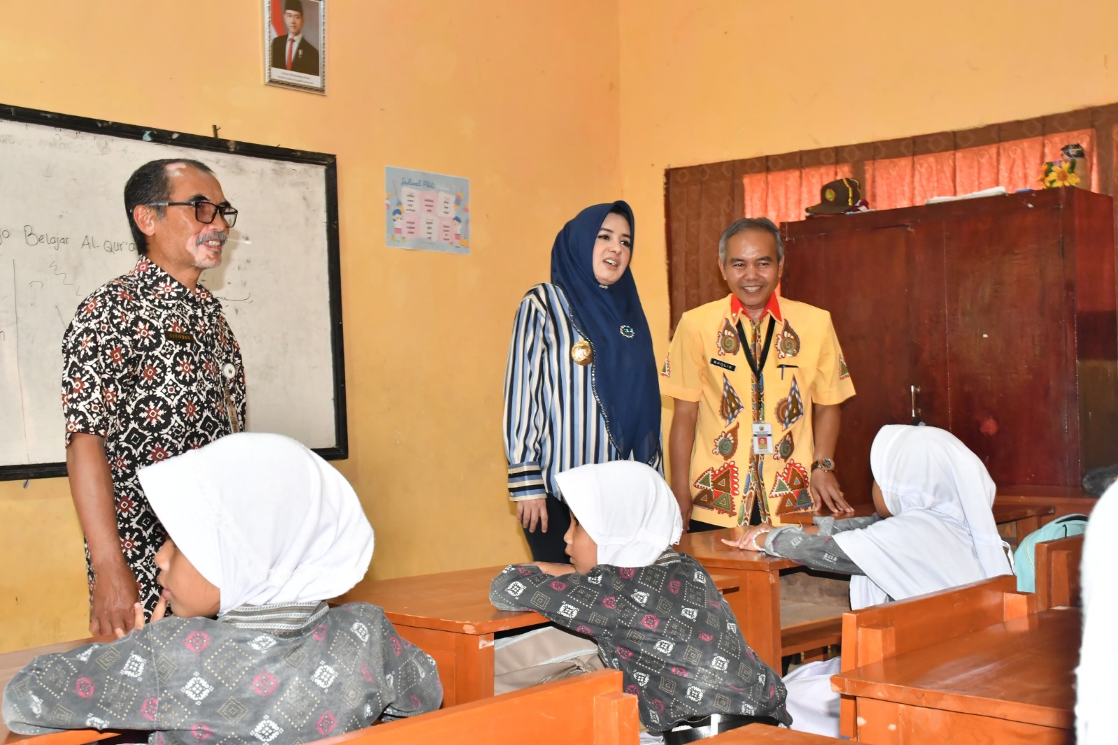 Siswa SD di Talun Belajar di Lantai, Bupati Fadia Arafiq Turun Tangan Kirim Fasilitas Baru