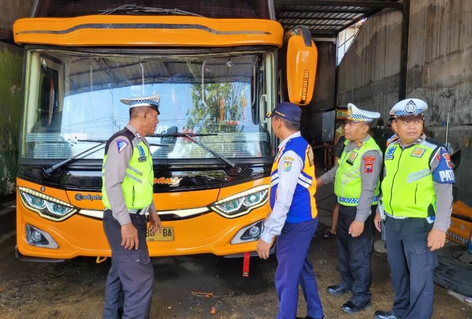 Cegah Laka Bus, Satlantas Polres Pekalongan Kota dan Dishub Lakukan Ramp Check ke Pool Bus di Kota Batik